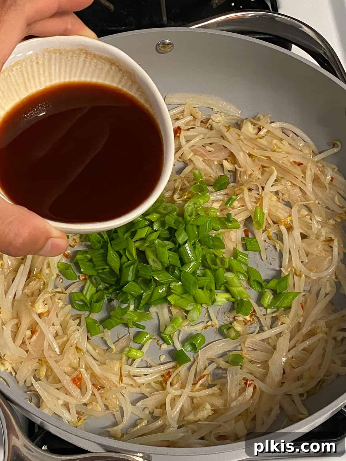 Process of pouring half of the prepared sauce into the pan.