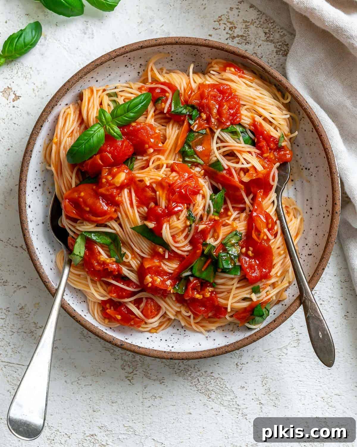Cherry Tomato Basil Pasta in 15 Minutes 2 A vibrant bowl of completed Cherry Tomato Basil Pasta, showcasing fresh tomatoes, green basil, and golden pasta.