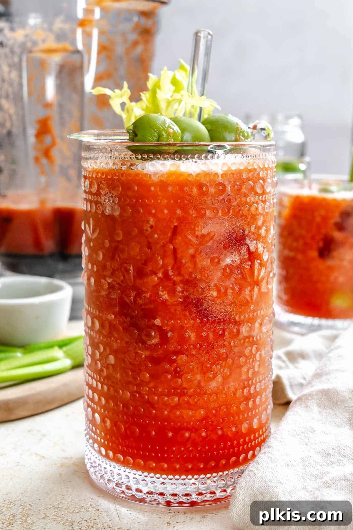 Alkolsüz Bloody Mary Tarifi 6 A beautifully garnished Virgin Bloody Mary in a glass, with a celery stick and olives.