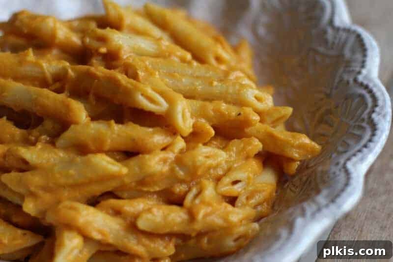 45 Mouthwatering Vegan Thanksgiving Recipes 36 A dish of completed vegan mac and cheese, rich and creamy, ready to be served.